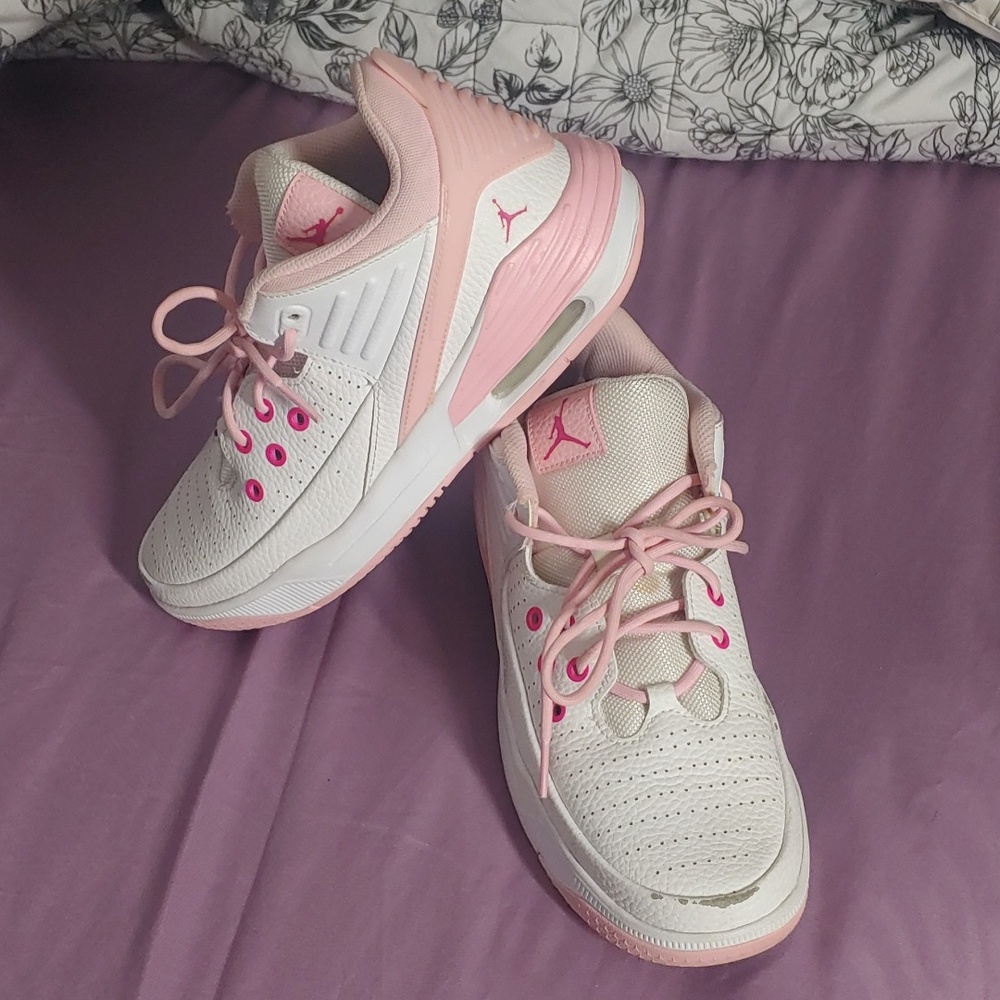 Nike Air Jordan Max Aura 5 Sneakers Pink And White Youth Size 7